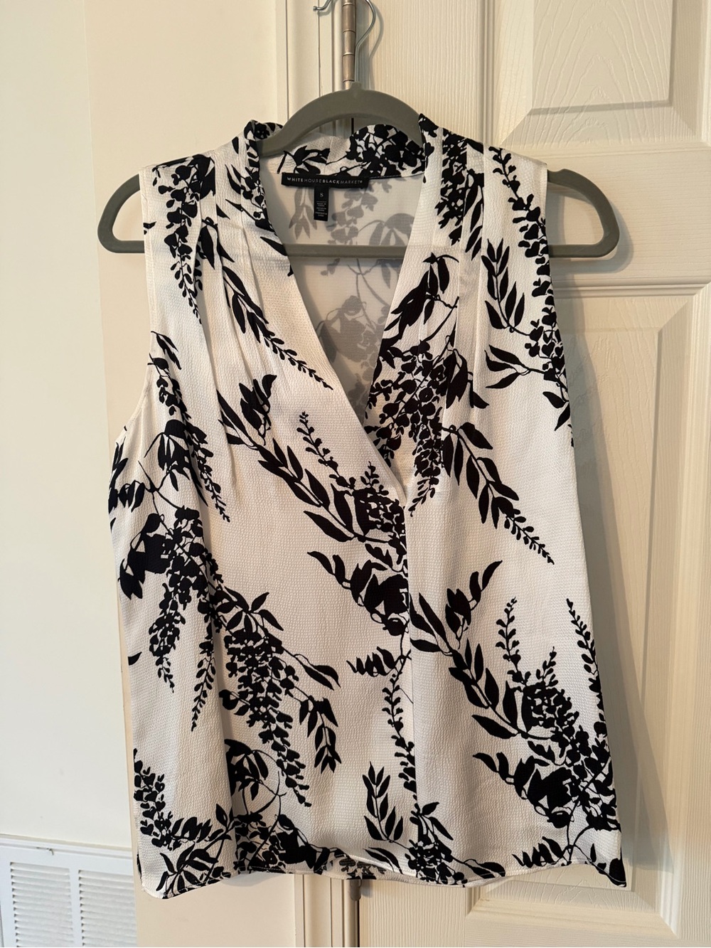 White House Black Market Black & White Floral Sleeveless V-Neck blouse